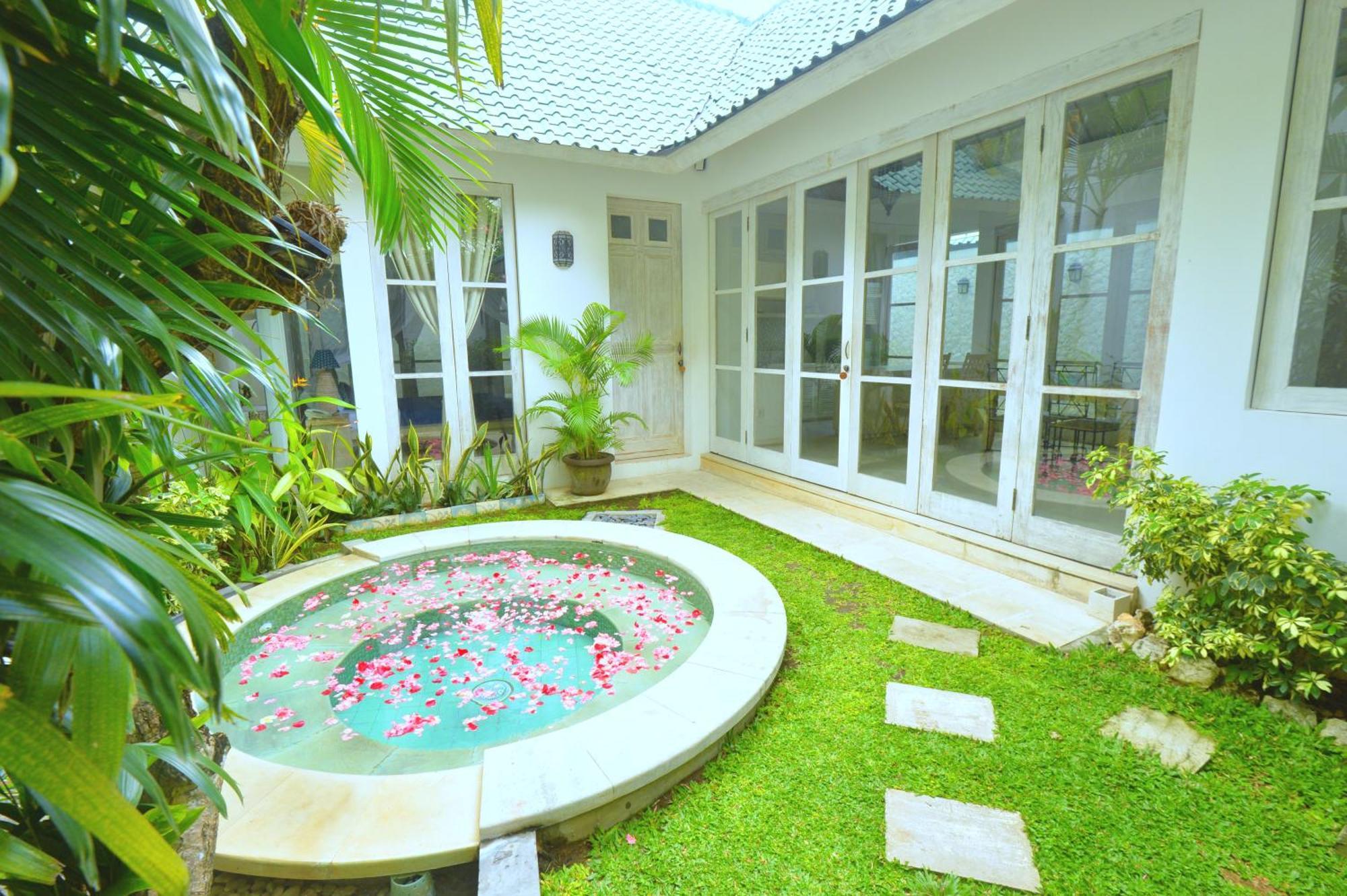 Artemis 4* Seminyak (Bali)