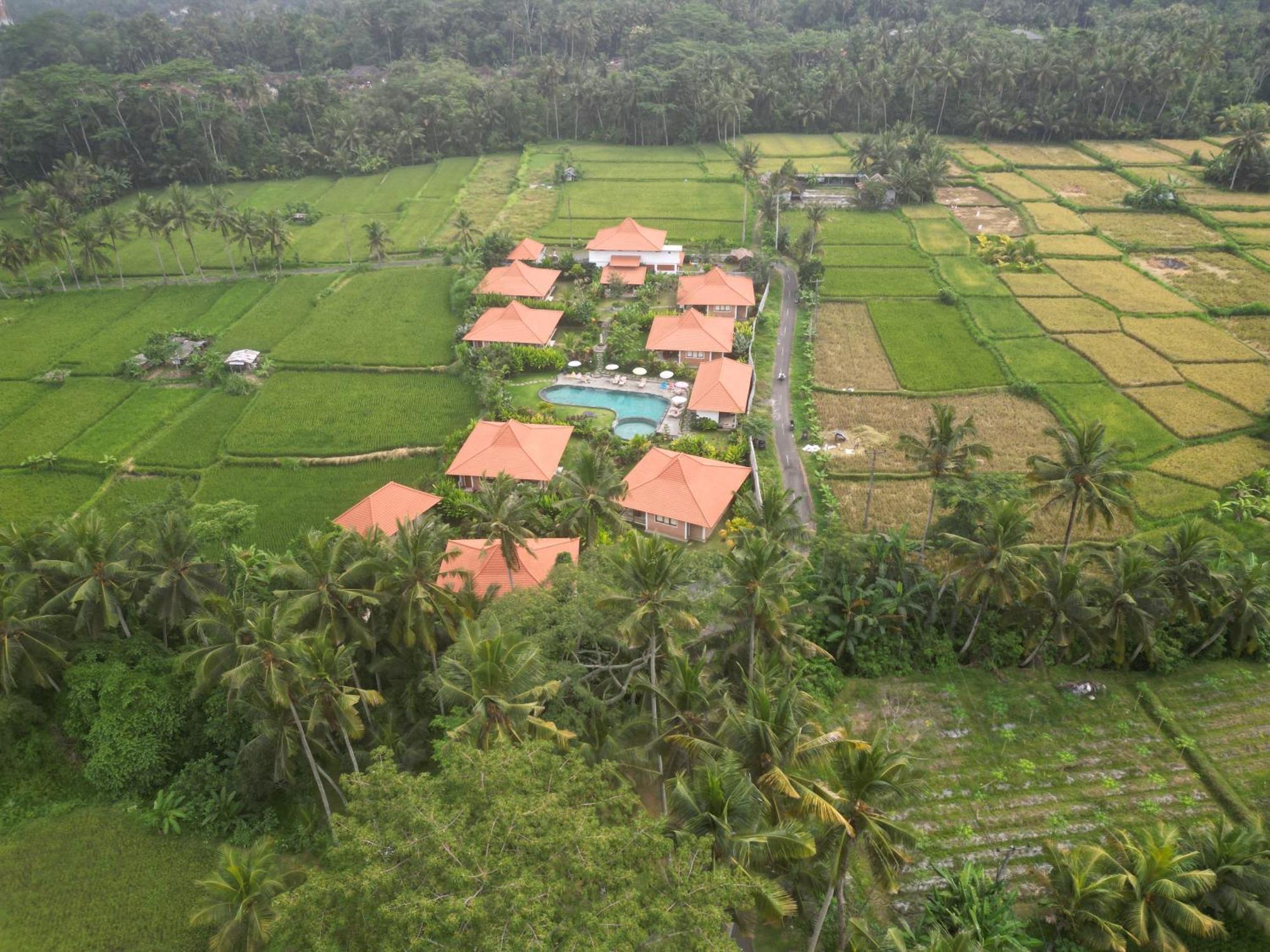 Villa Kampung Uma Dawa And *
