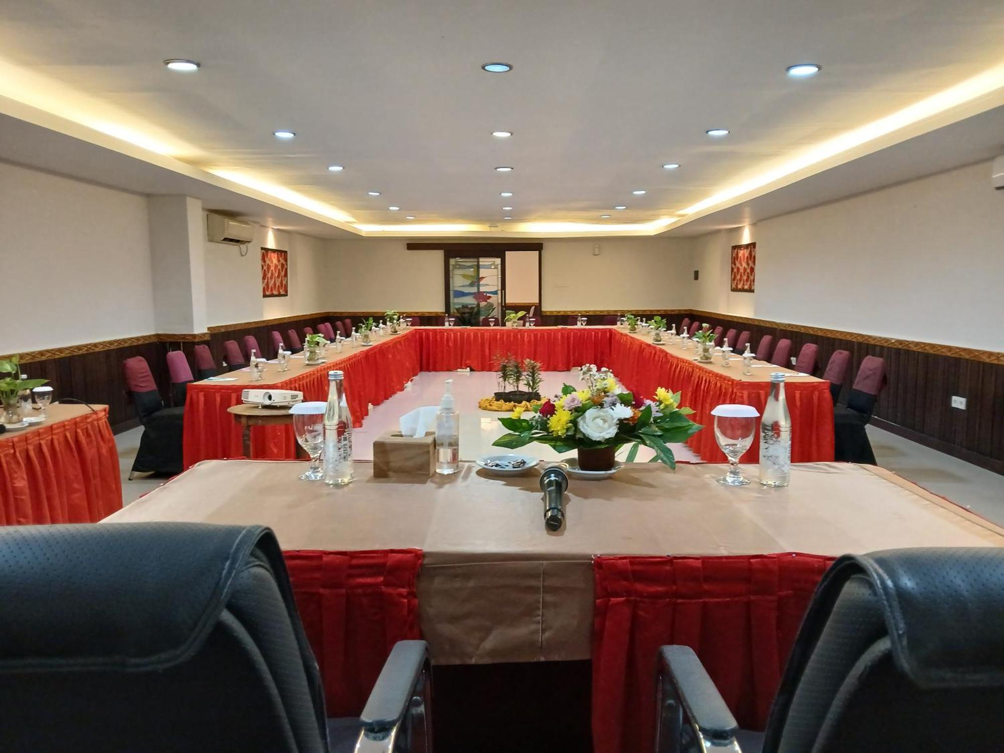 Hotel Nirmala & Convention Centre 2*