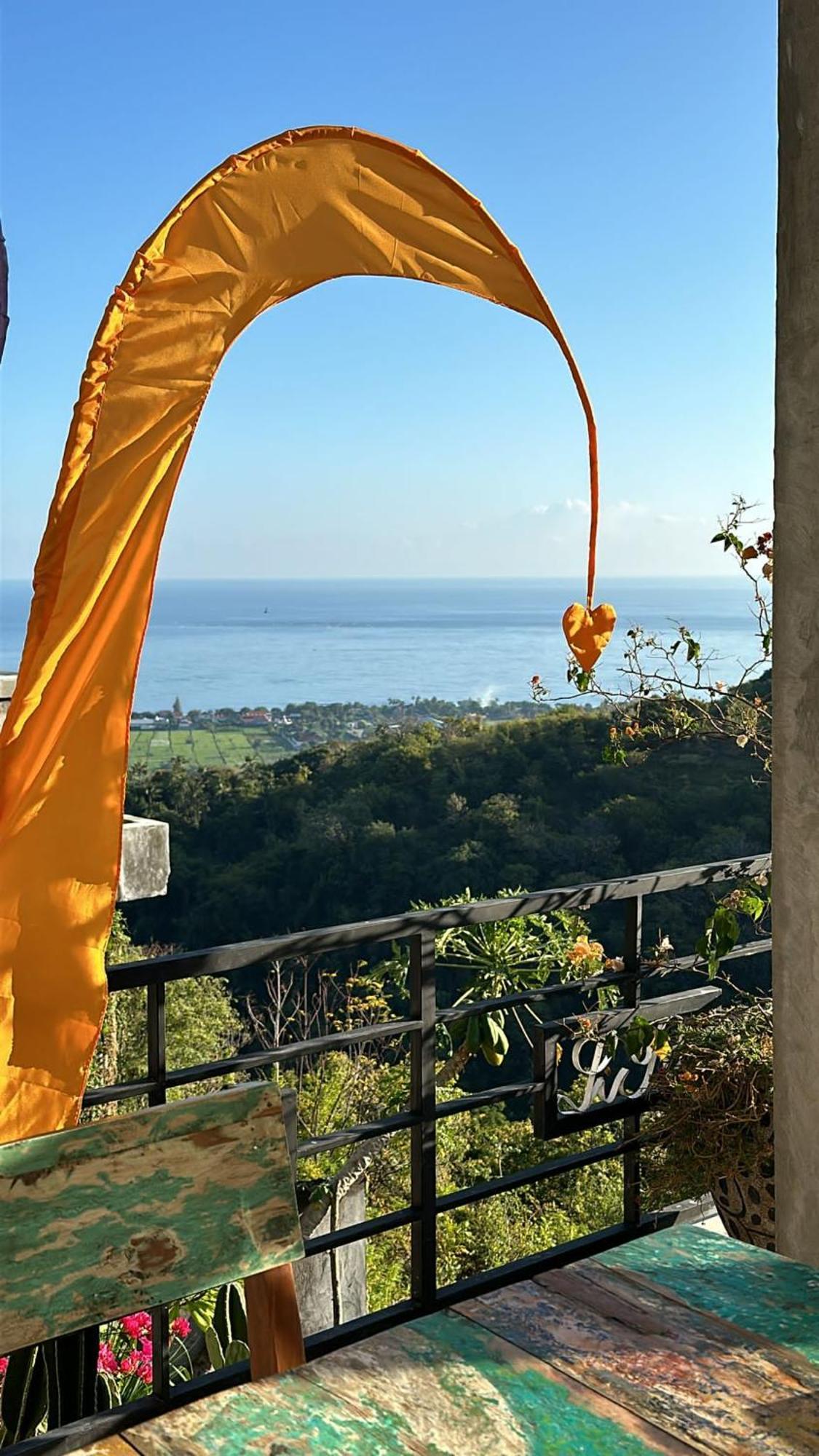 Liri - Ocean, Hills, Valley View