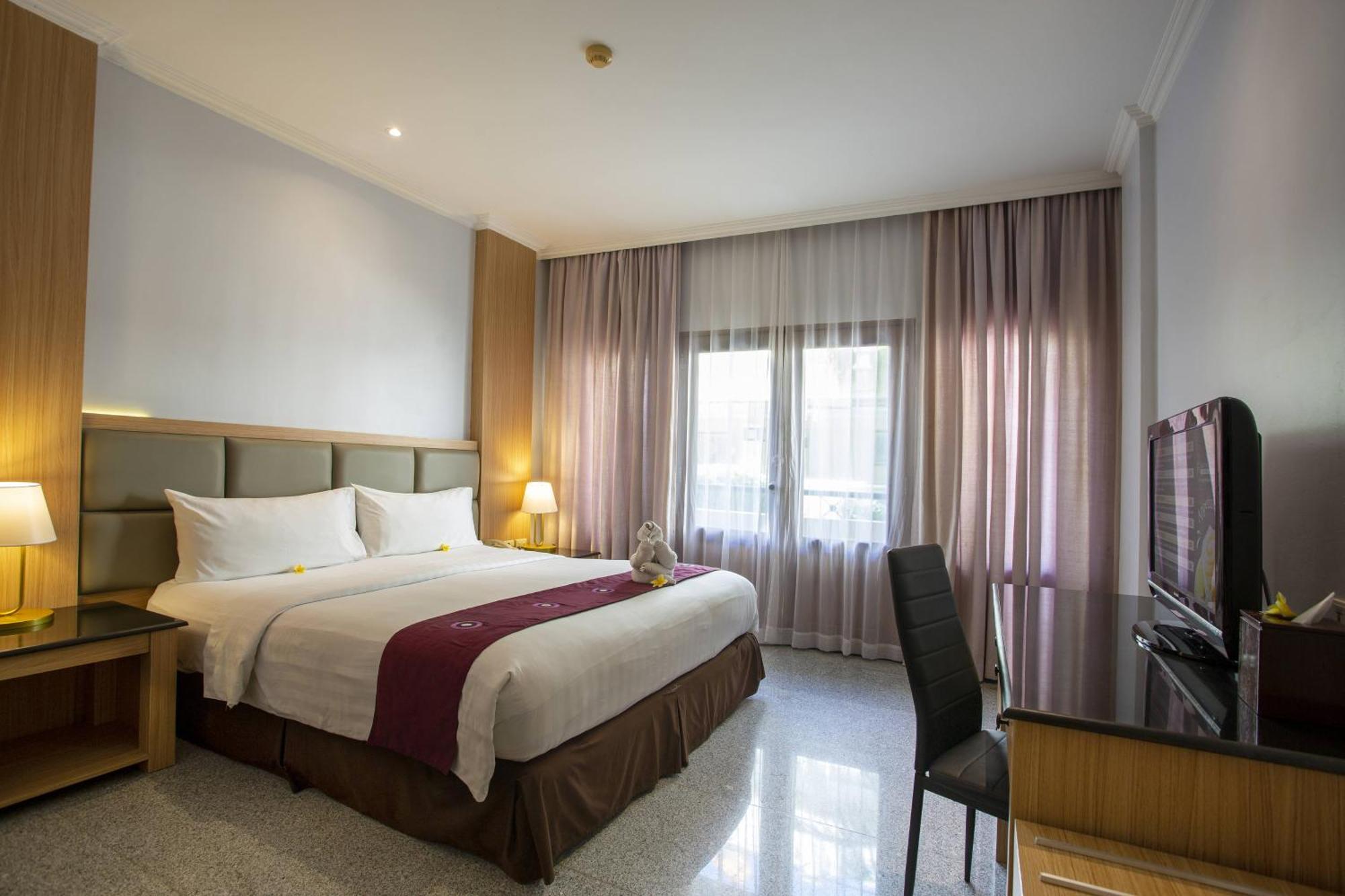 Hotel Famous Kuta Formerly Permata Kuta 4*