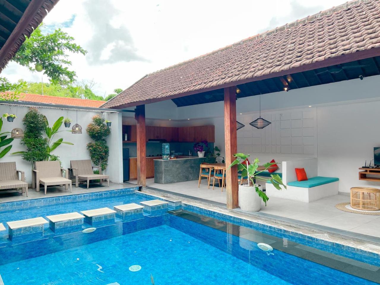 Apple & 4* Seminyak (Bali)