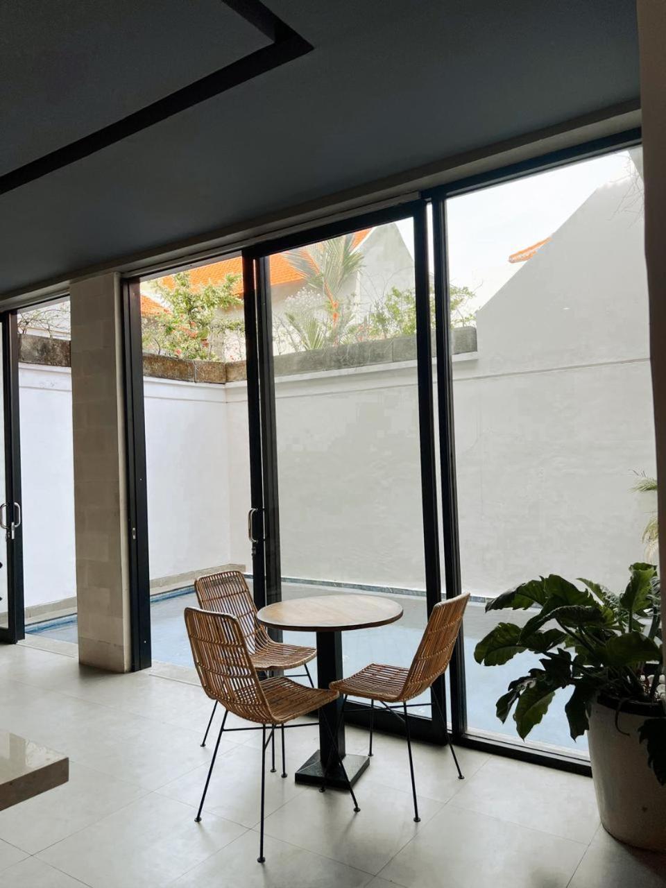 Apple & 4* Seminyak (Bali)
