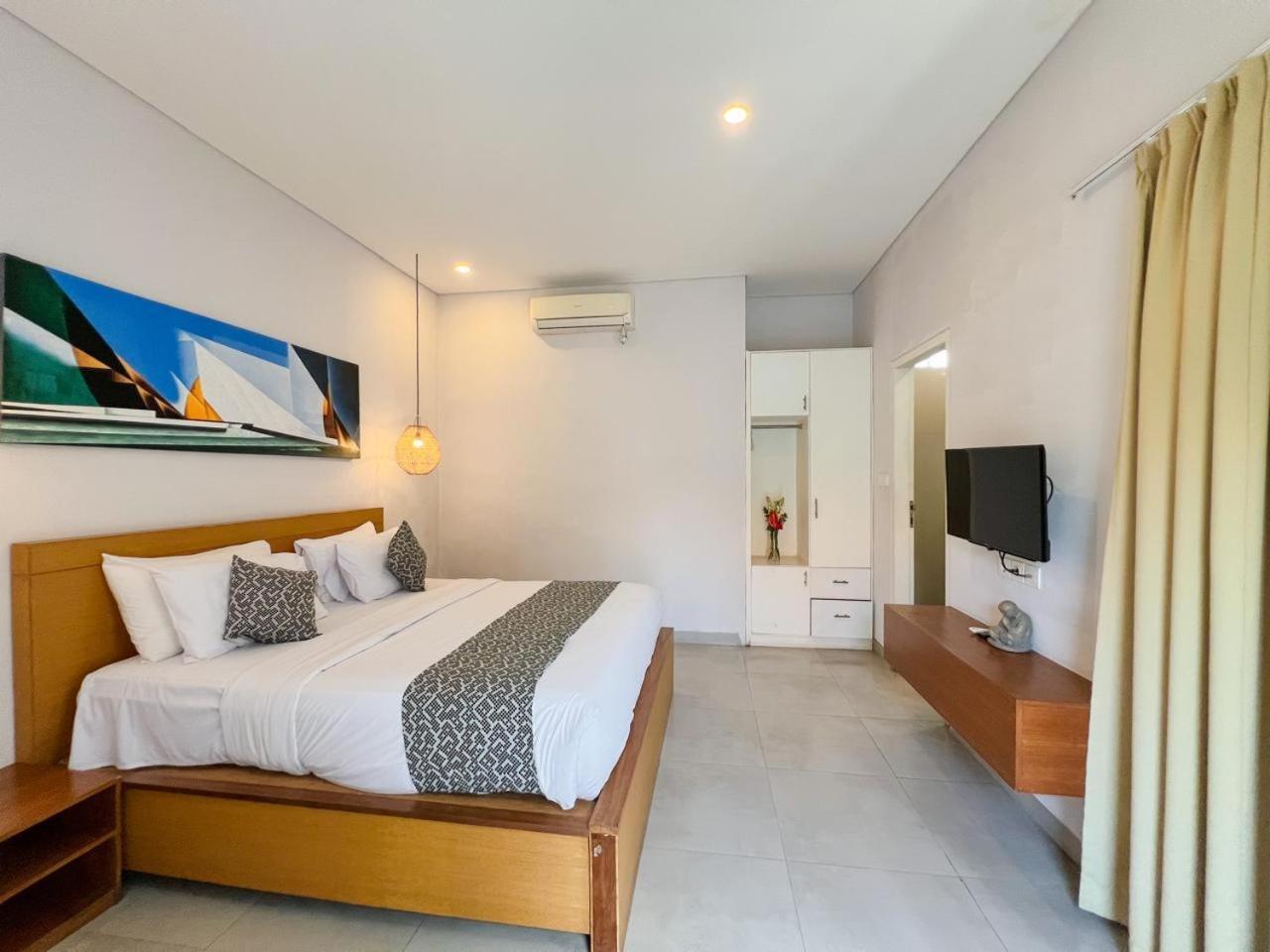 Apple & Seminyak (Bali)