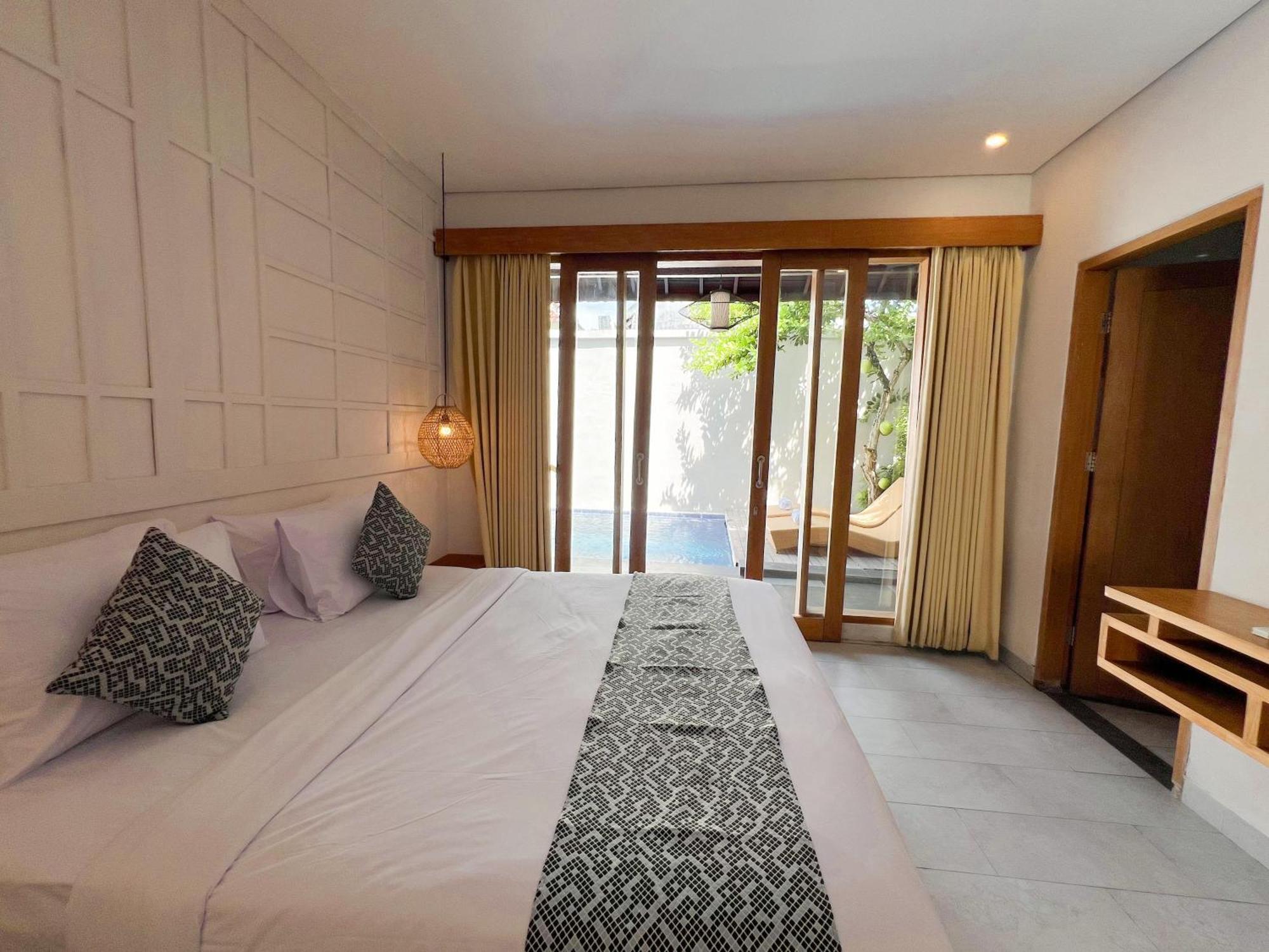 Apple & Seminyak (Bali)