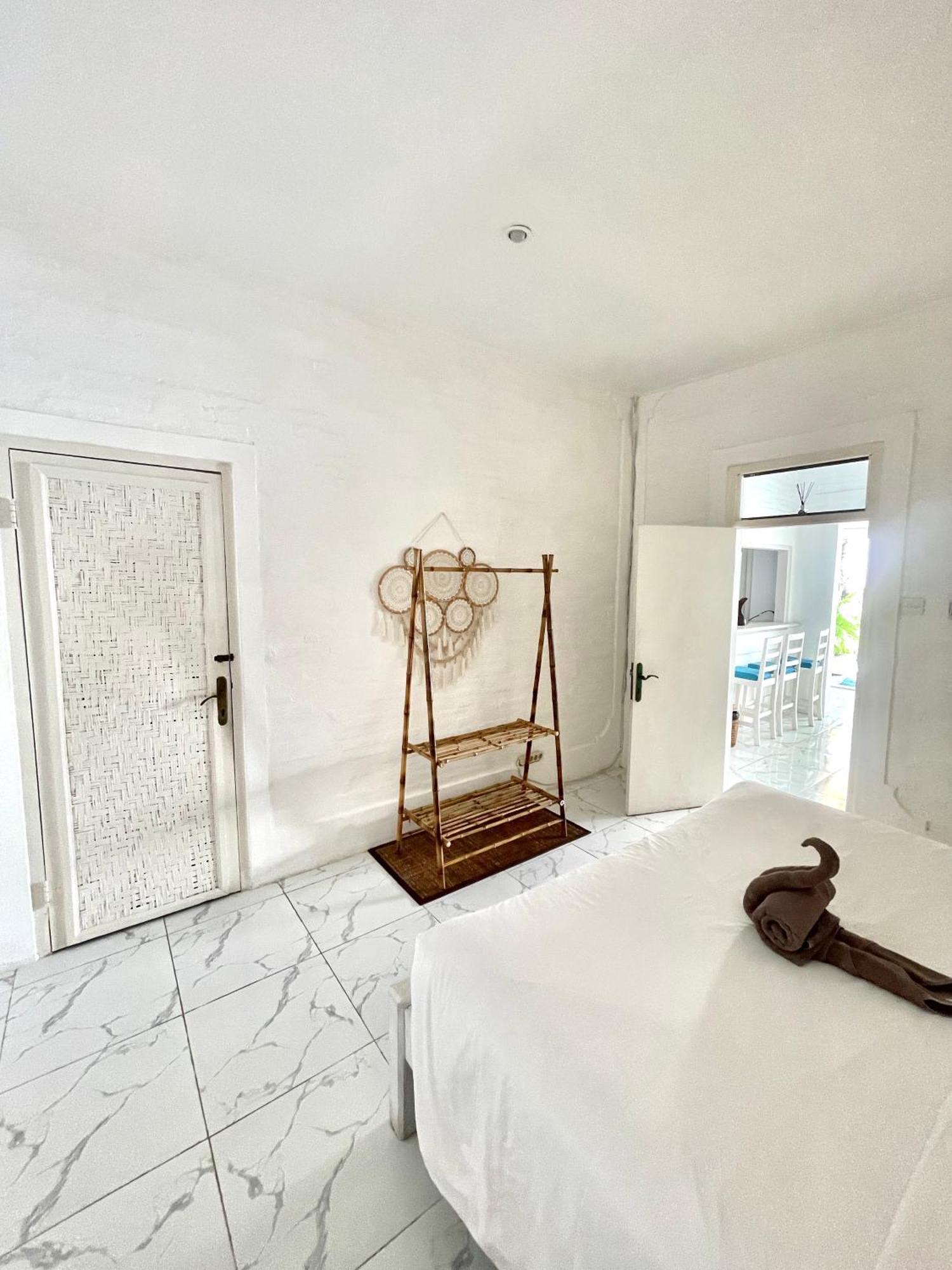 Modern 3Br Villa, 4Min To Double Six Beach, Pool