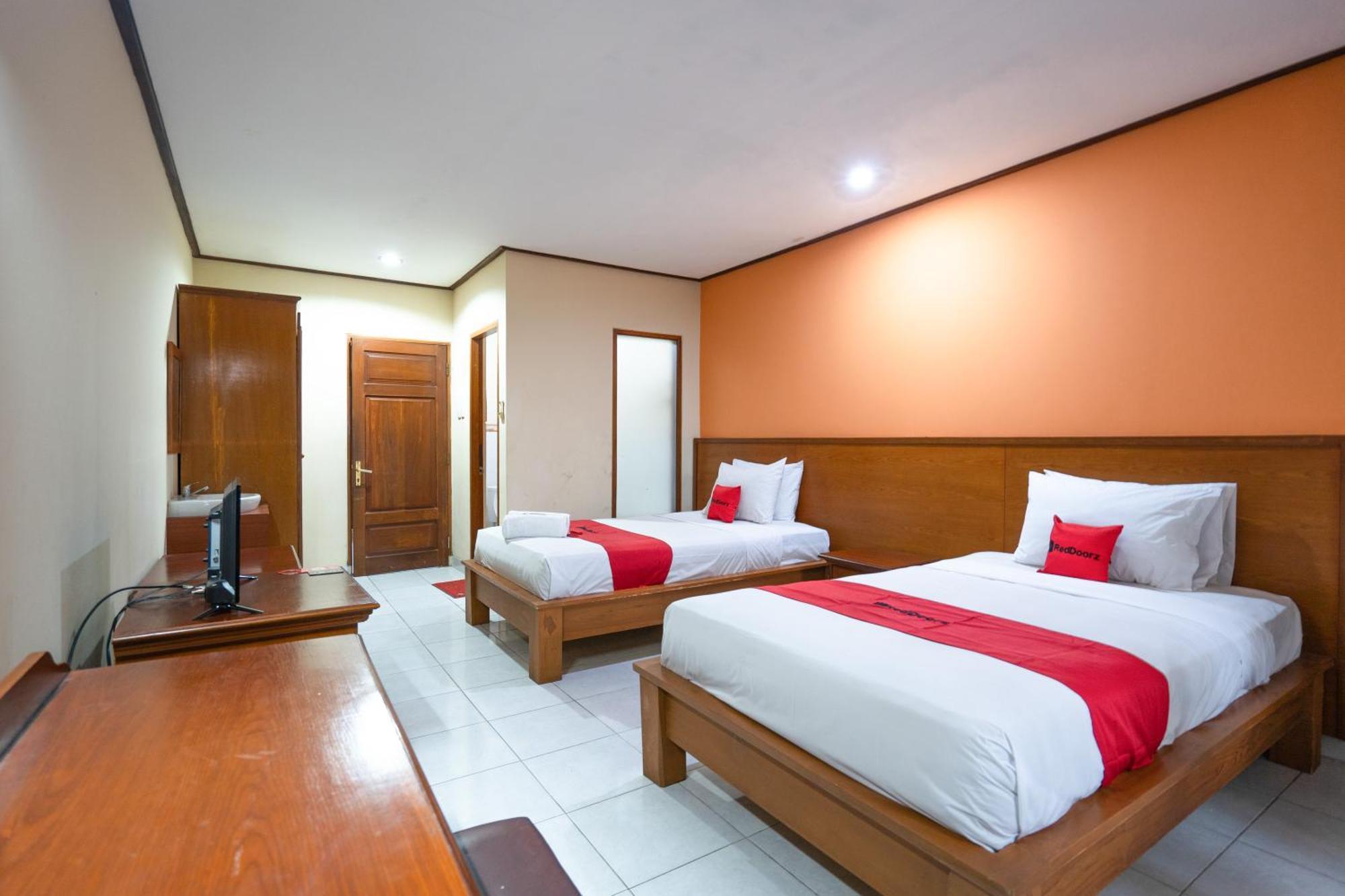 Reddoorz At Mahajaya Guest house 3*