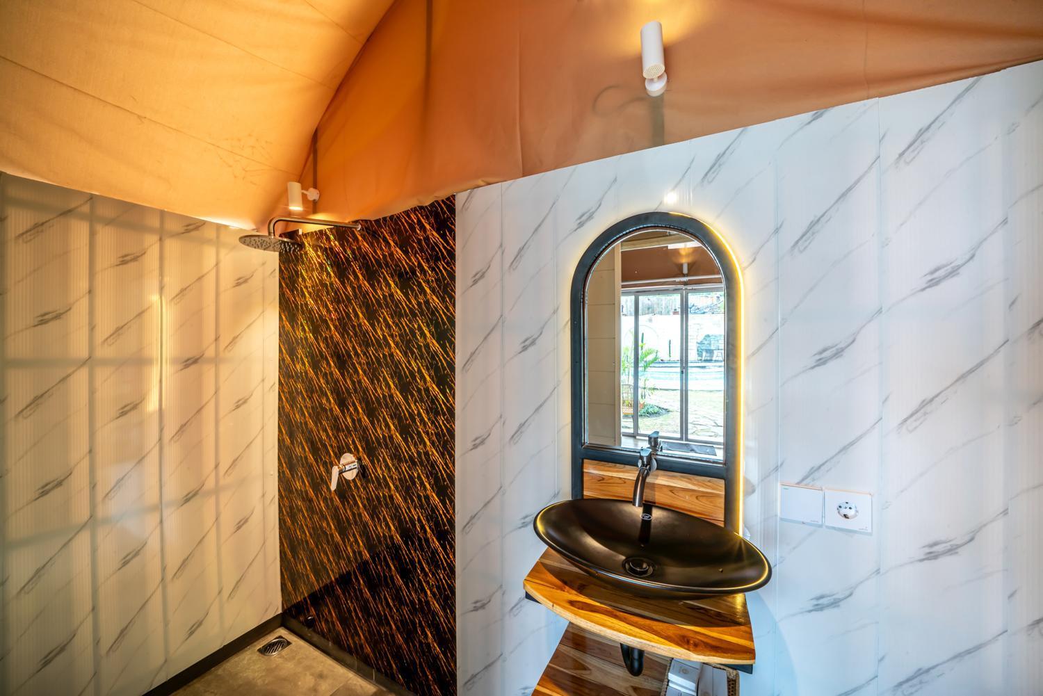Marangyang tolda The Dewi Luxury Glamping And Natural Hotspring *