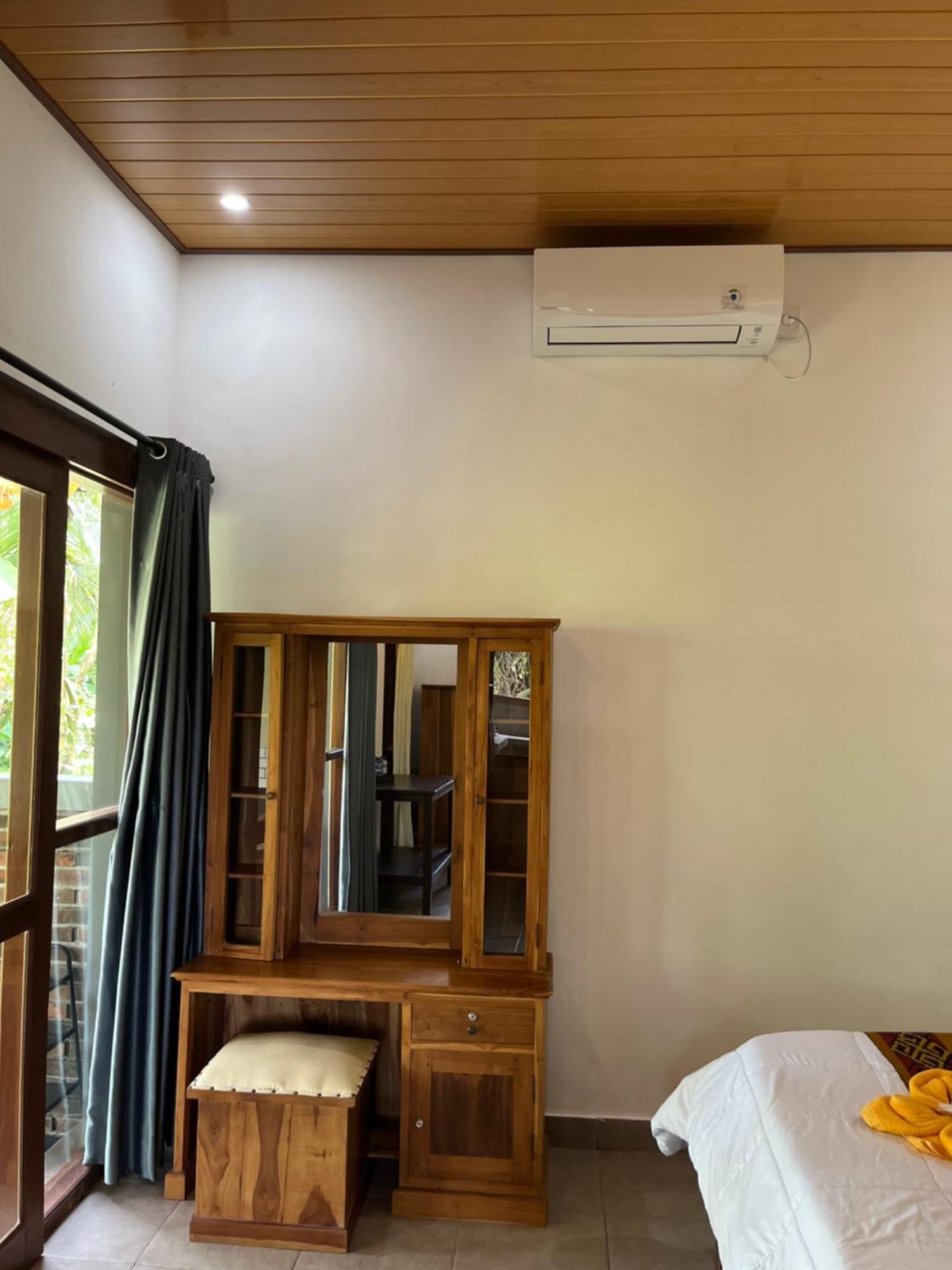 Khrisna Hs And 2* Sidemen (Bali)