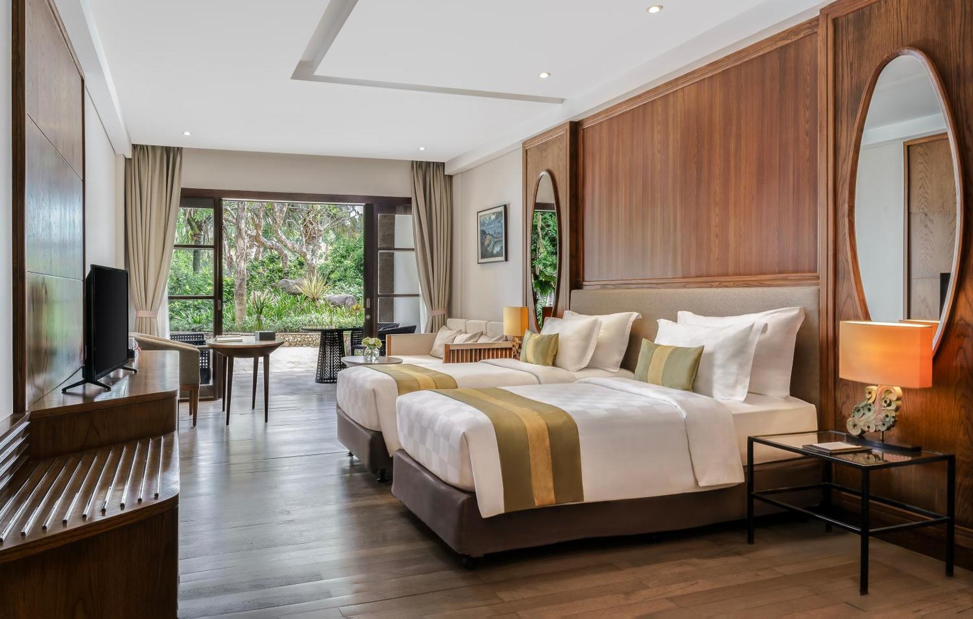Royal Tulip Springhill Resor 5*