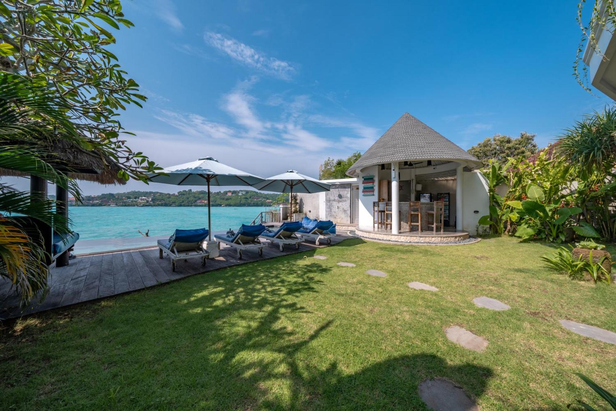 Ceningan Beachside Villa