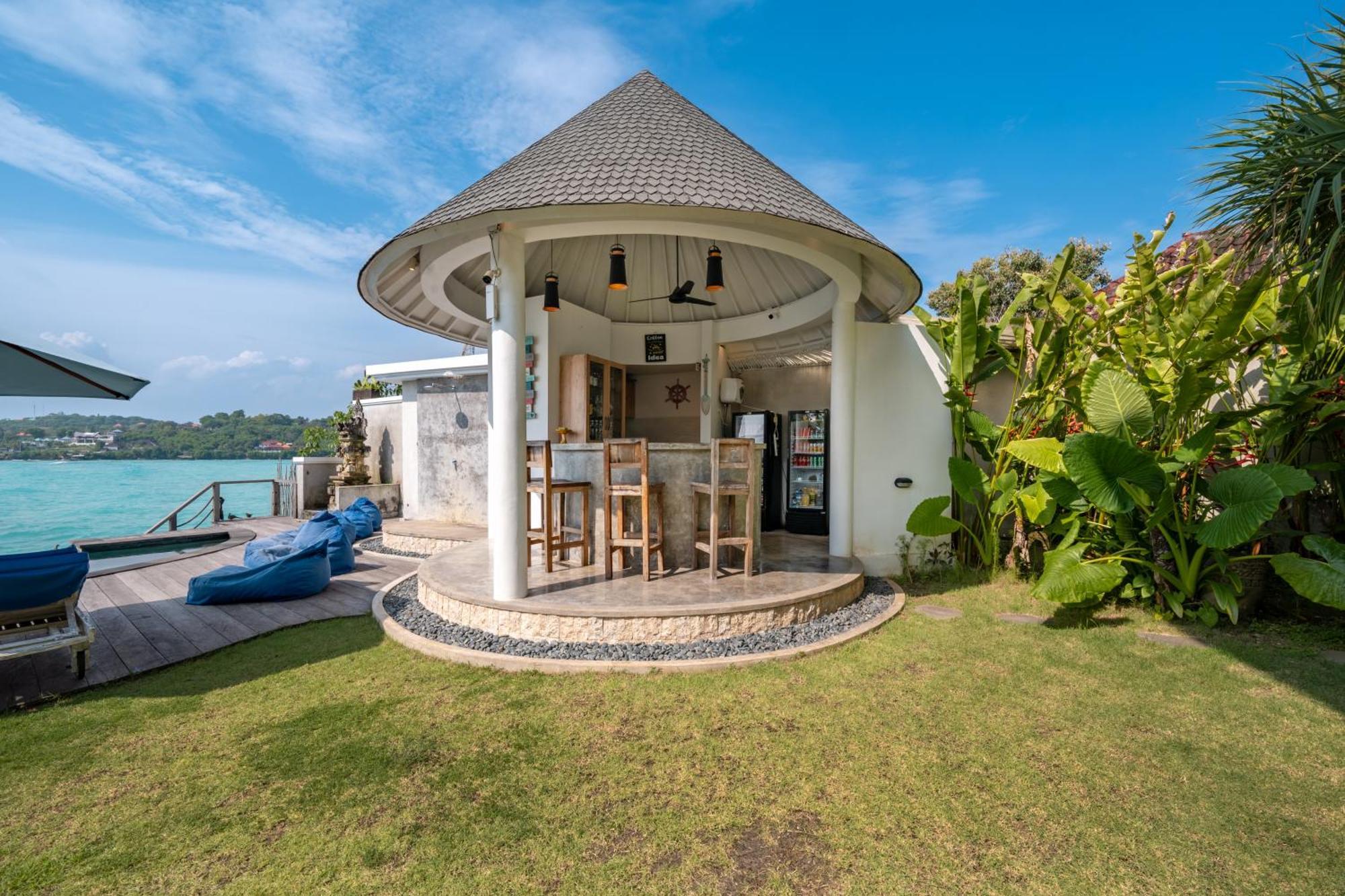 Ceningan Beachside Villa *