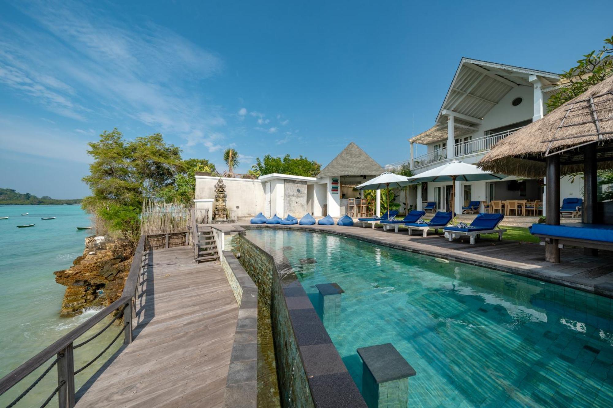 Ceningan Beachside Villa *