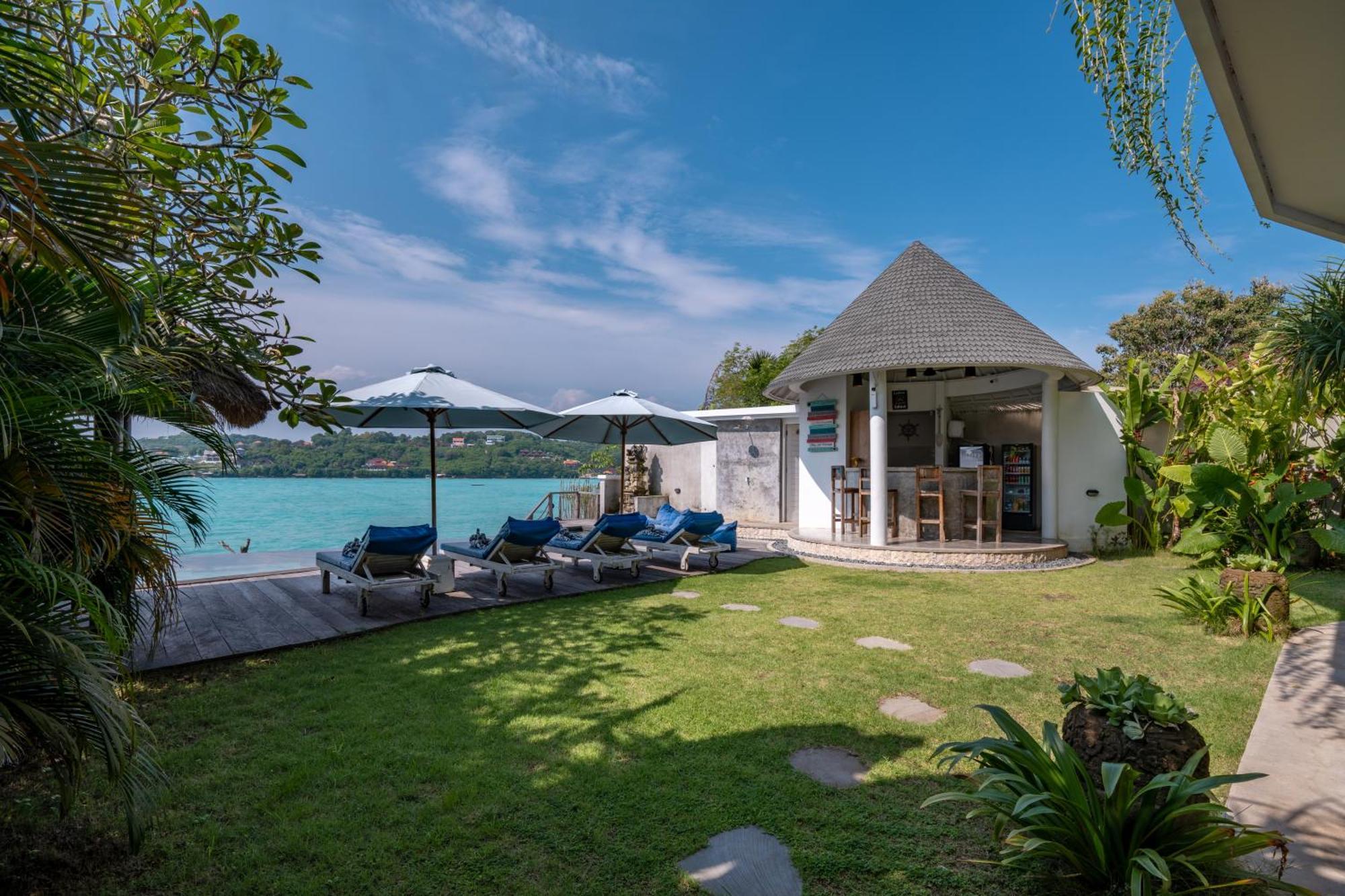 Villa Ceningan Beachside *