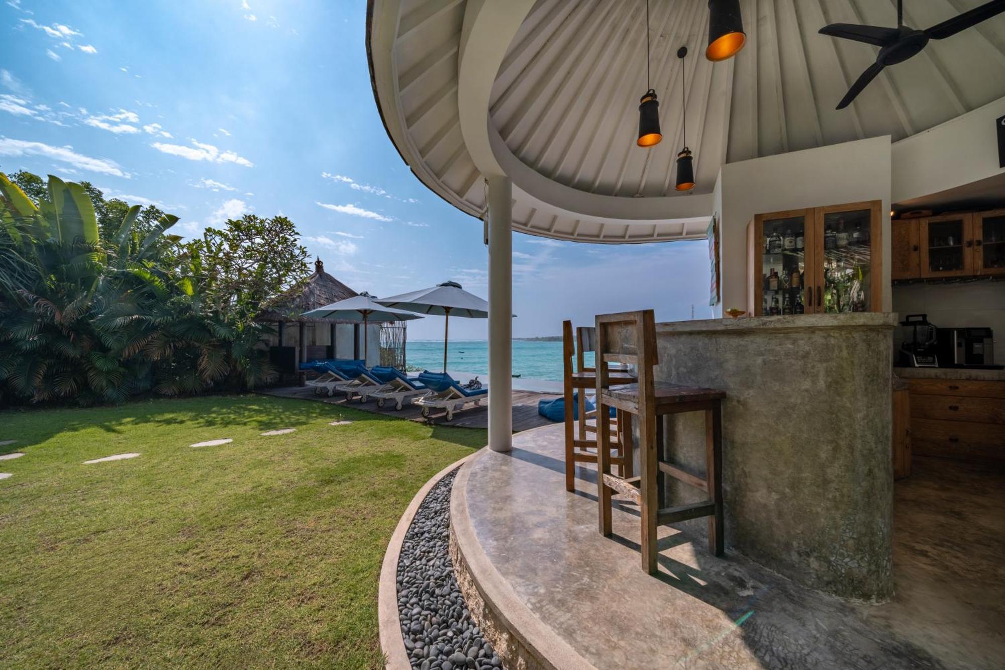Ceningan Beachside Villa *