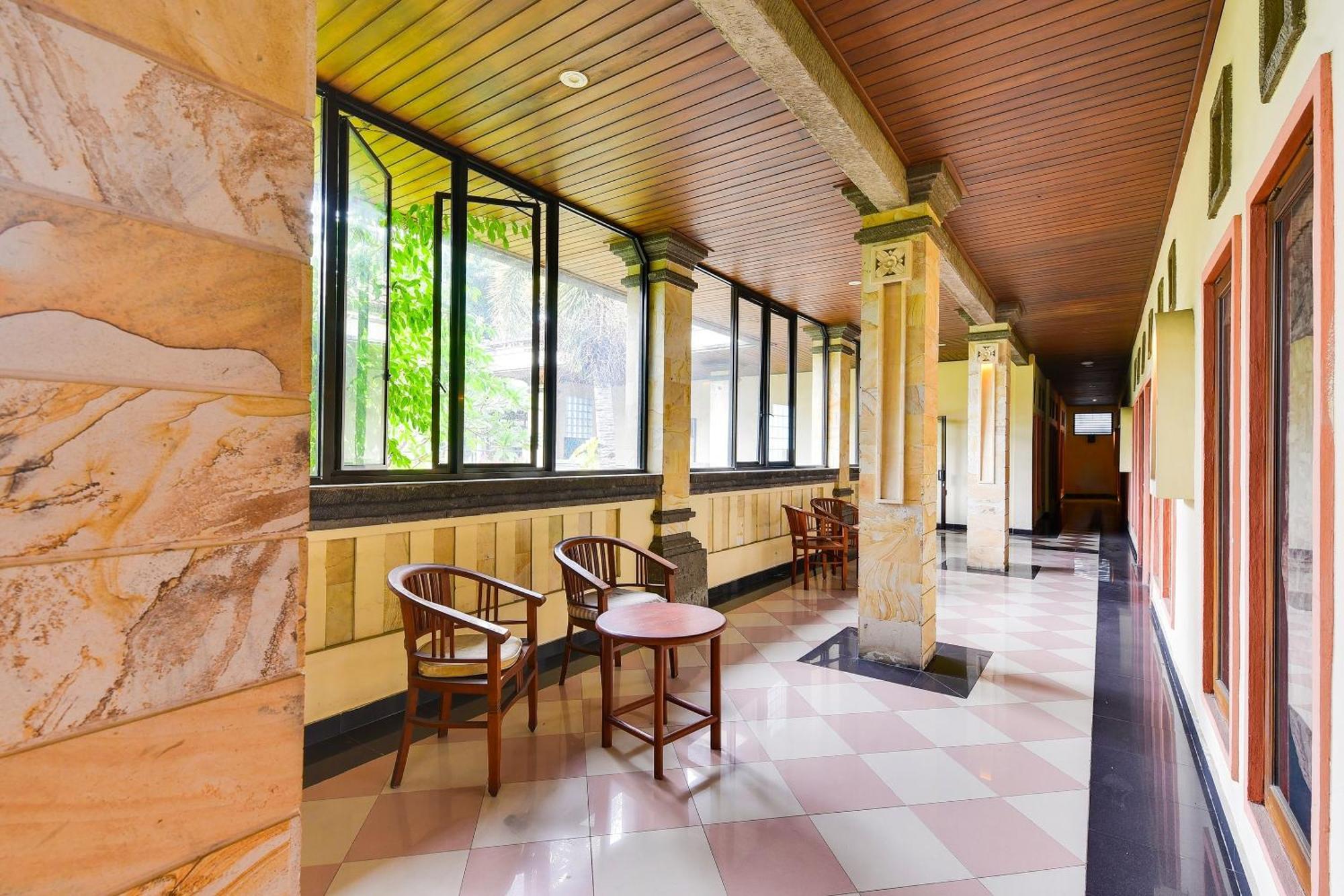 Super Oyo Townhouse Oak Maxi Legian Hotel 3*