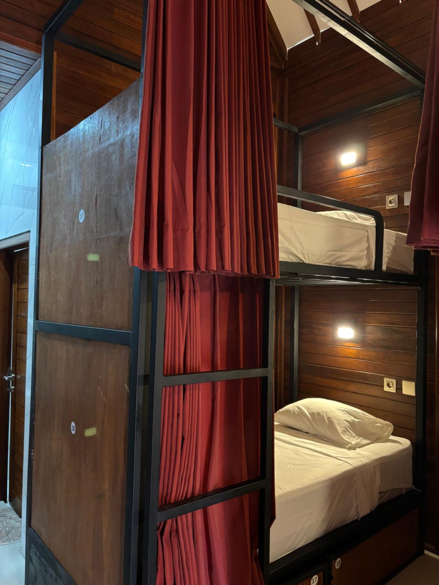 Hostel Castaway Island *