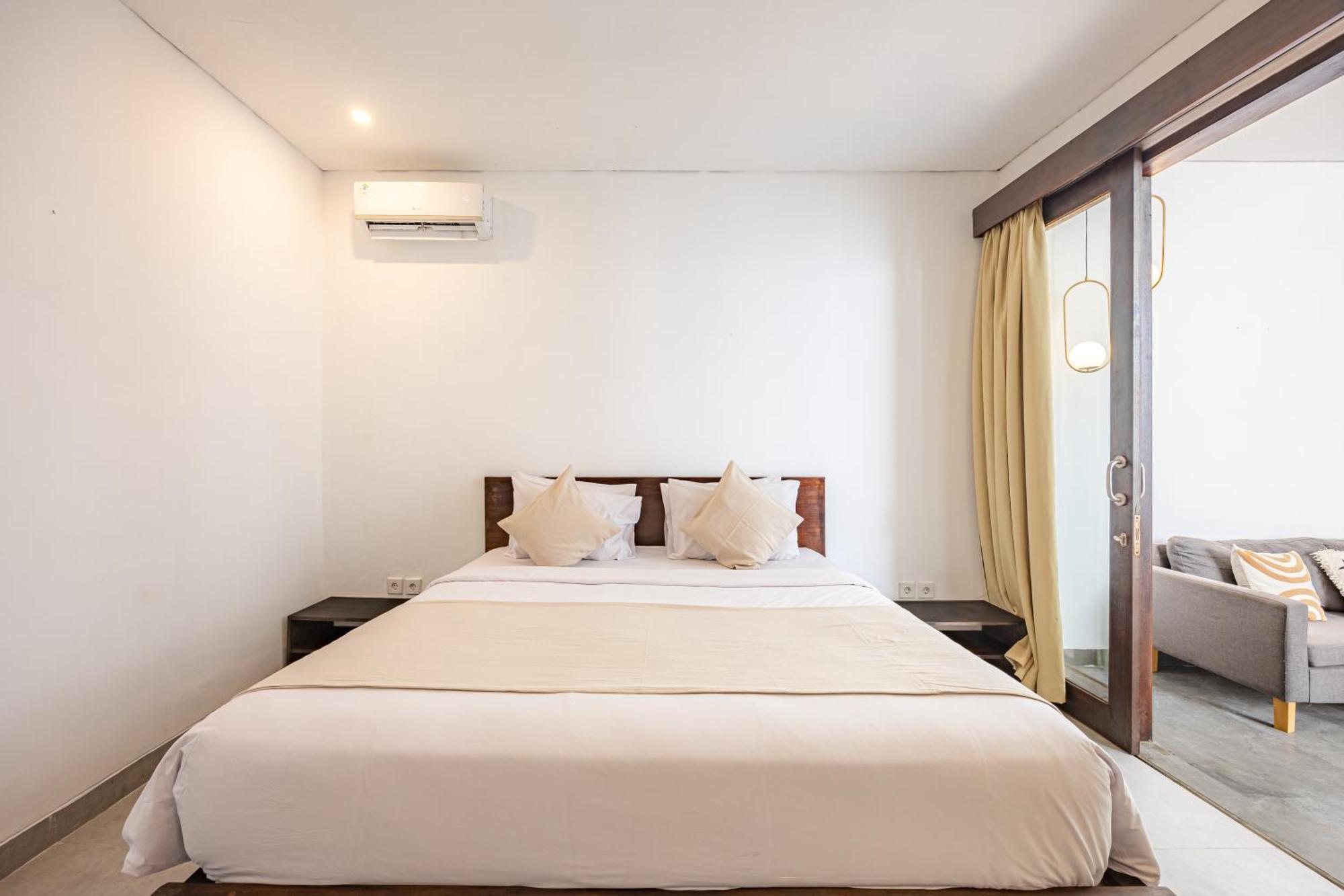 Apple & Seminyak (Bali)