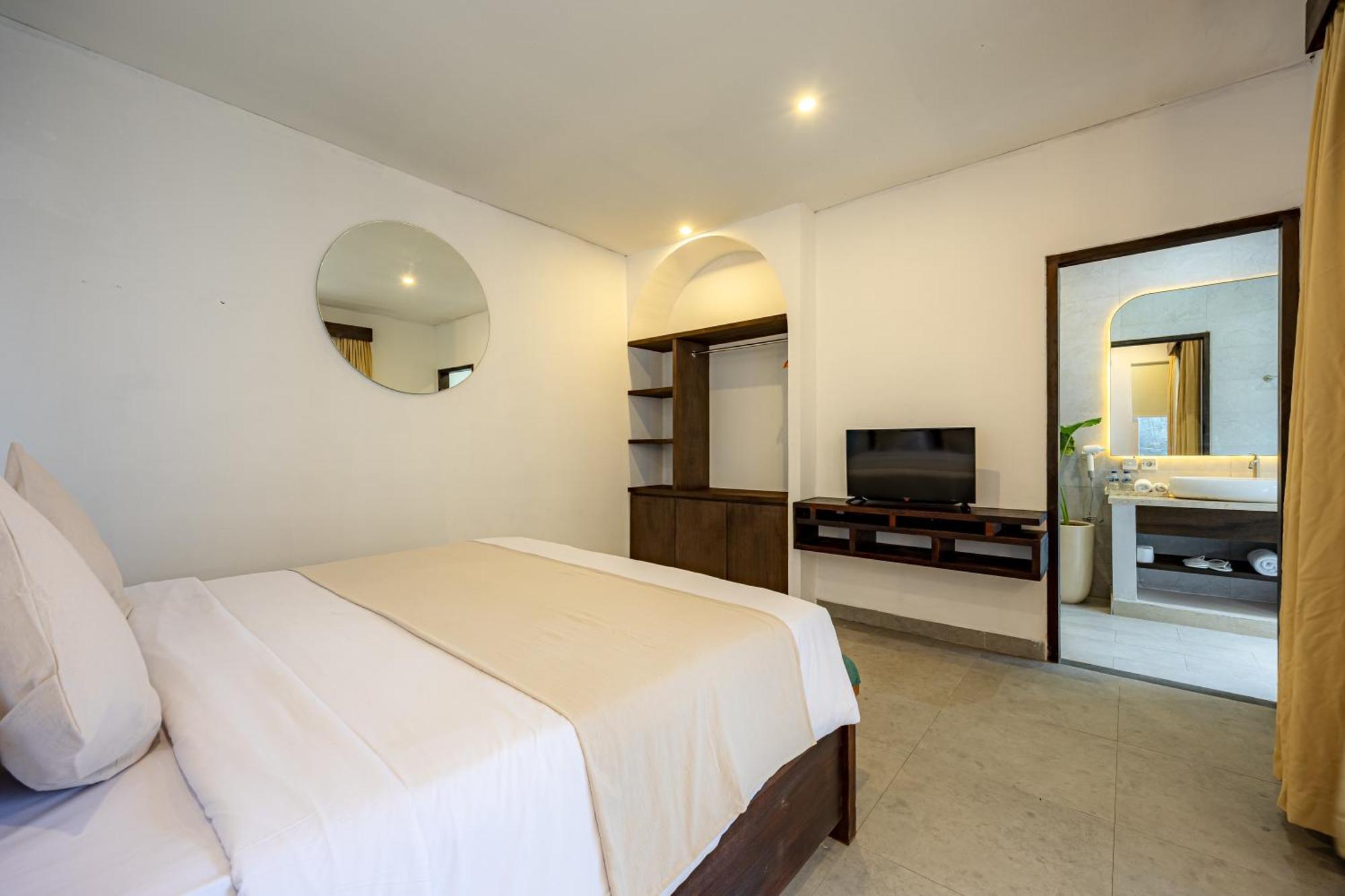 Apple & Seminyak (Bali)