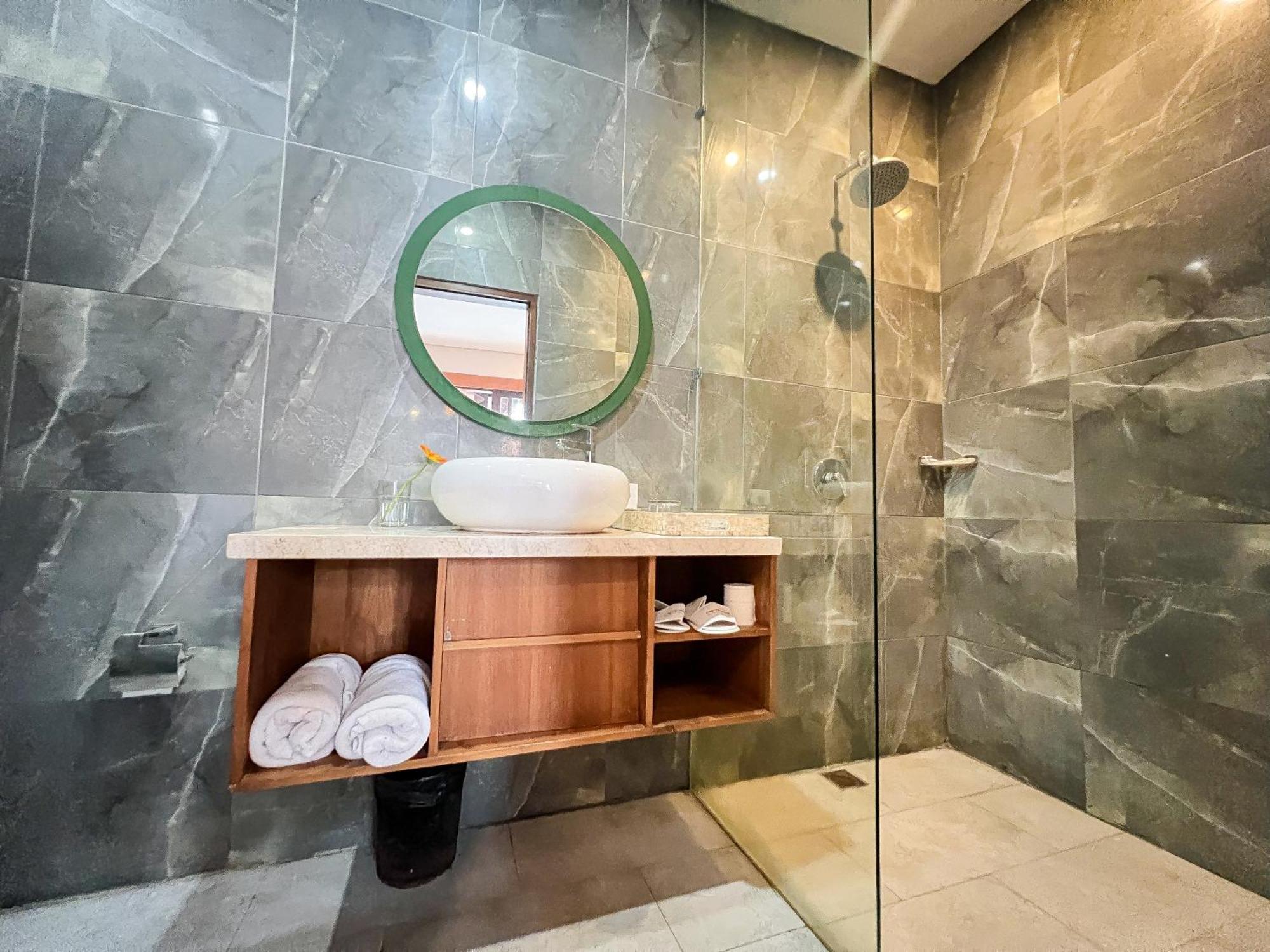 Apple & 4* Seminyak (Bali)