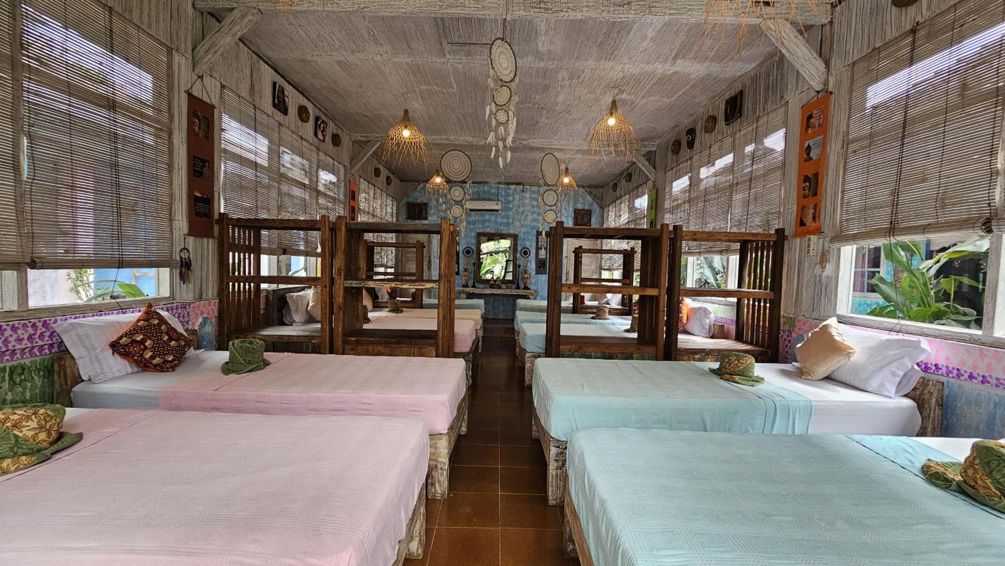Loca Hostel Lovina (Bali)