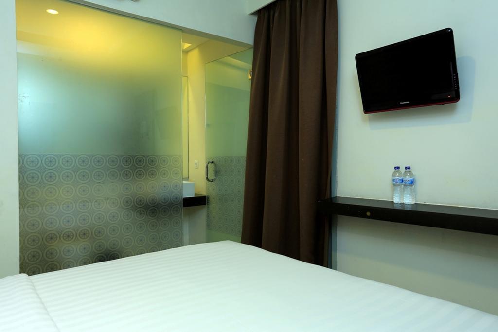 Hotel Reddoorz @ Istana Kuta Galeria 3*