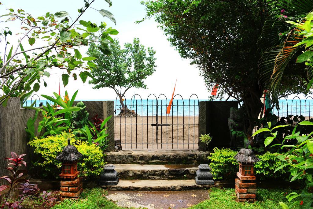 Lovina Beachhouse Villas *
