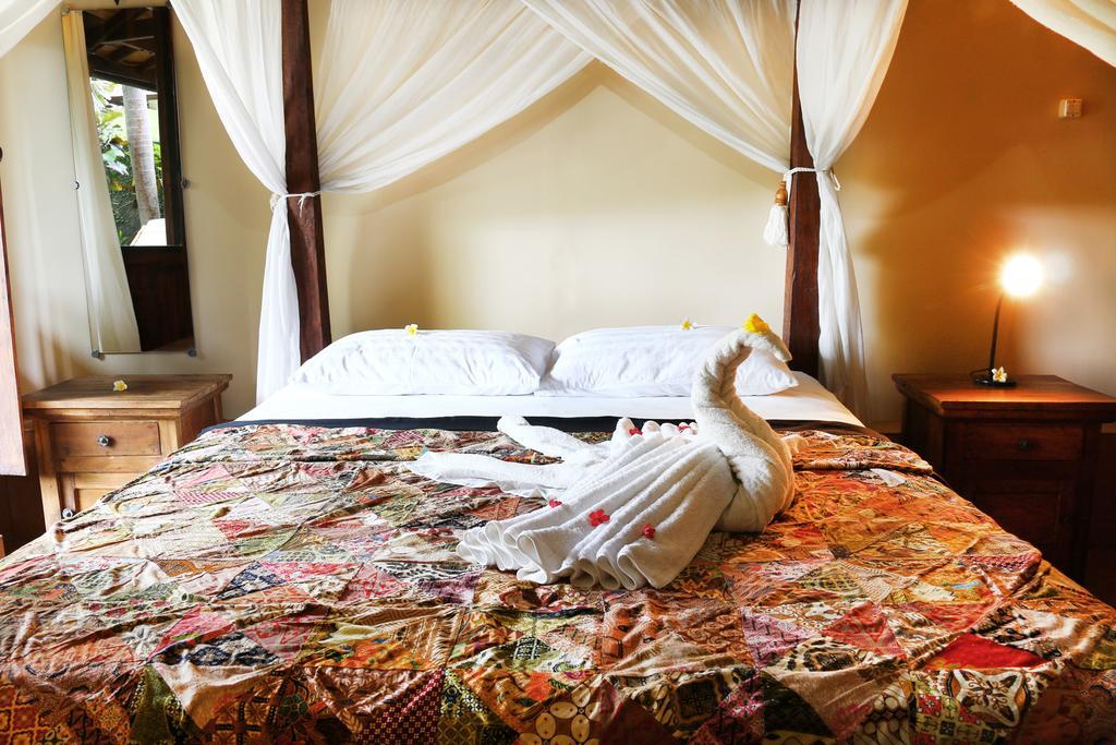 Lovina Beachhouse Villas *