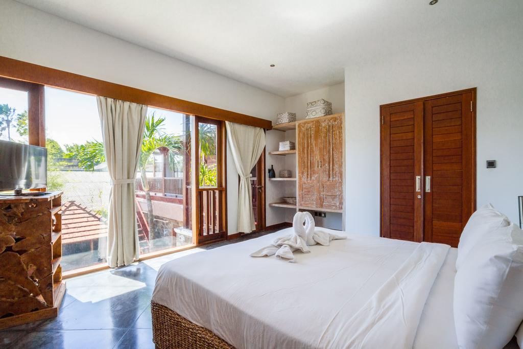 Martine - Fantastic 5br - Perfect Location In Villa *