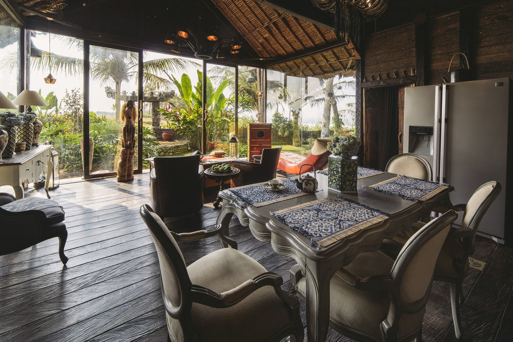 Absolute Beachfront Romantic Laut Villa *