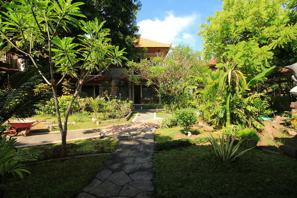 Hotel Bali Lovina 3*
