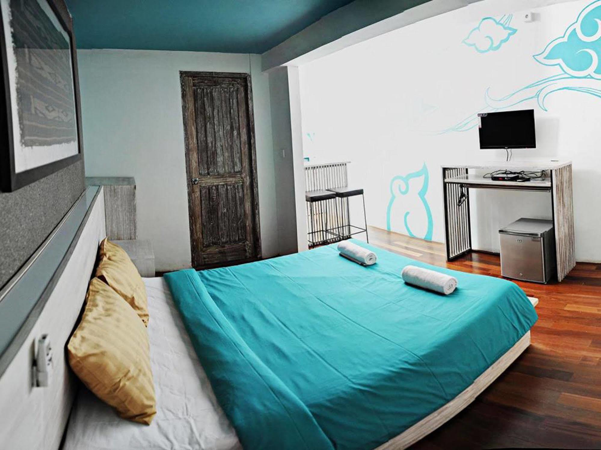 Hostel Nau Here