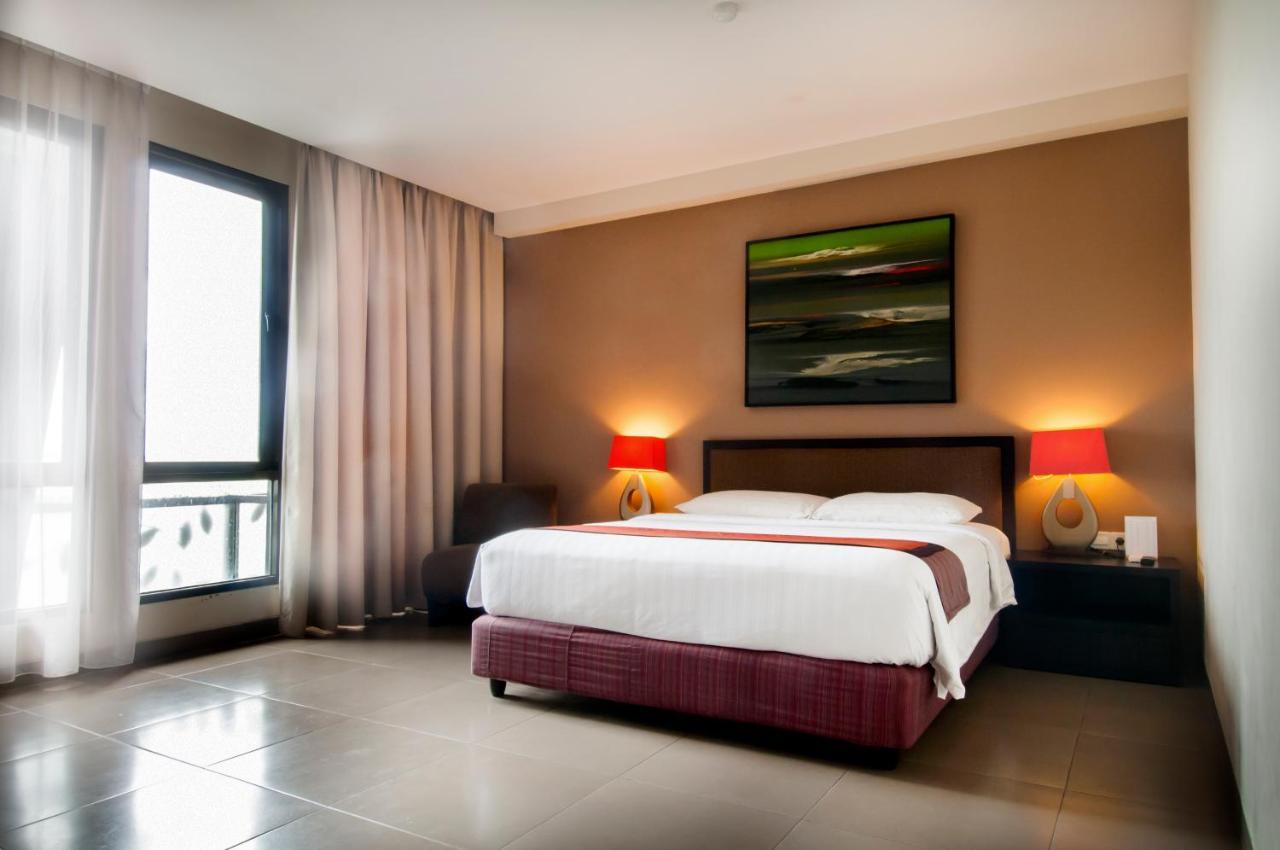 Hotel 100 Sunset Kuta & Ballroom 3*