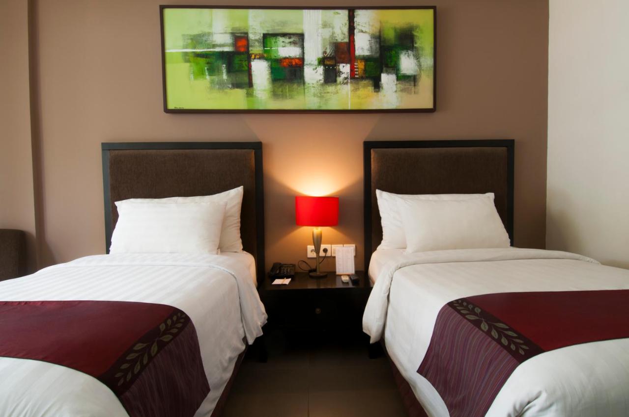 Hotel 100 Sunset Kuta & Ballroom 3*