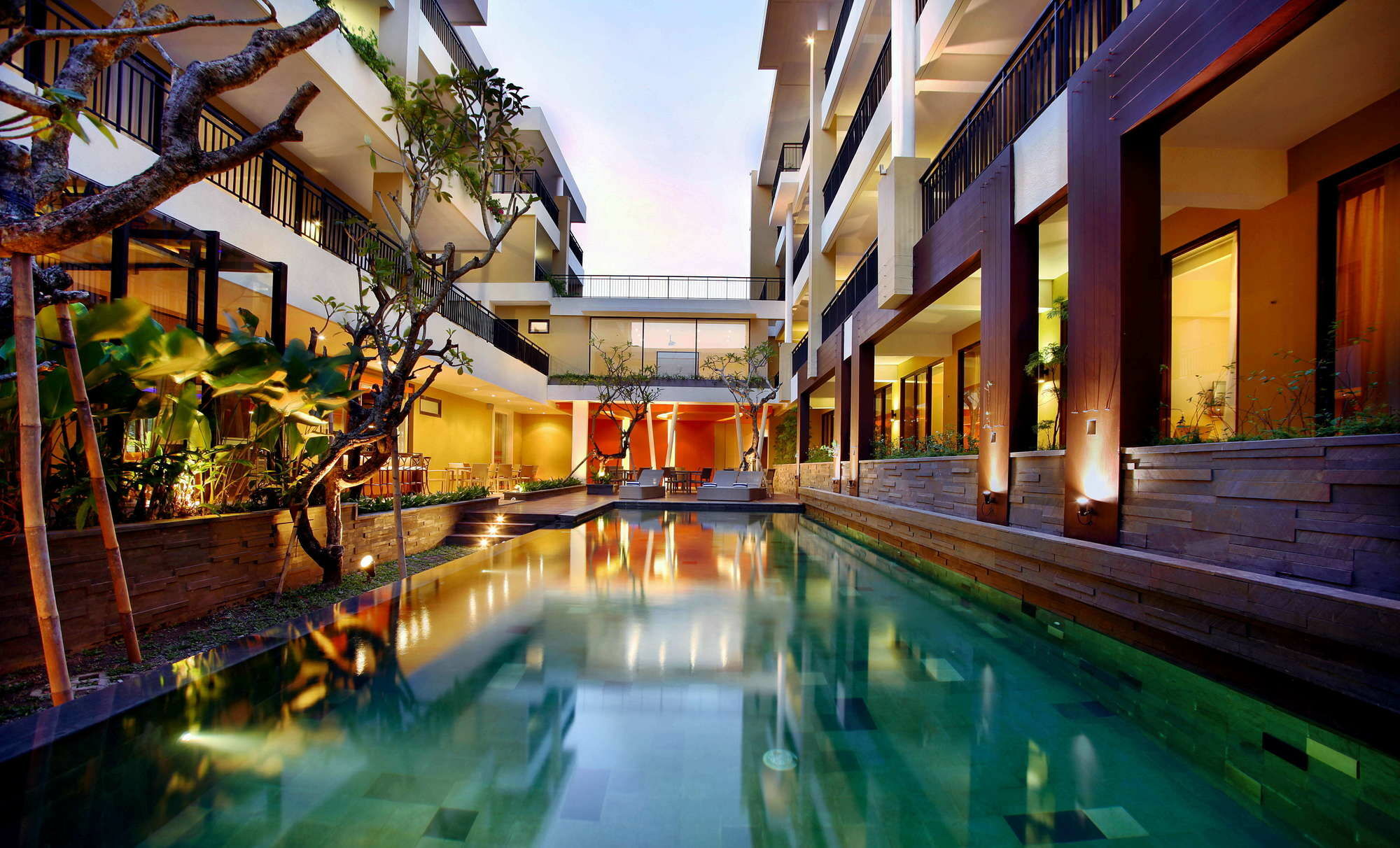 Hotel 100 Sunset Kuta & Ballroom