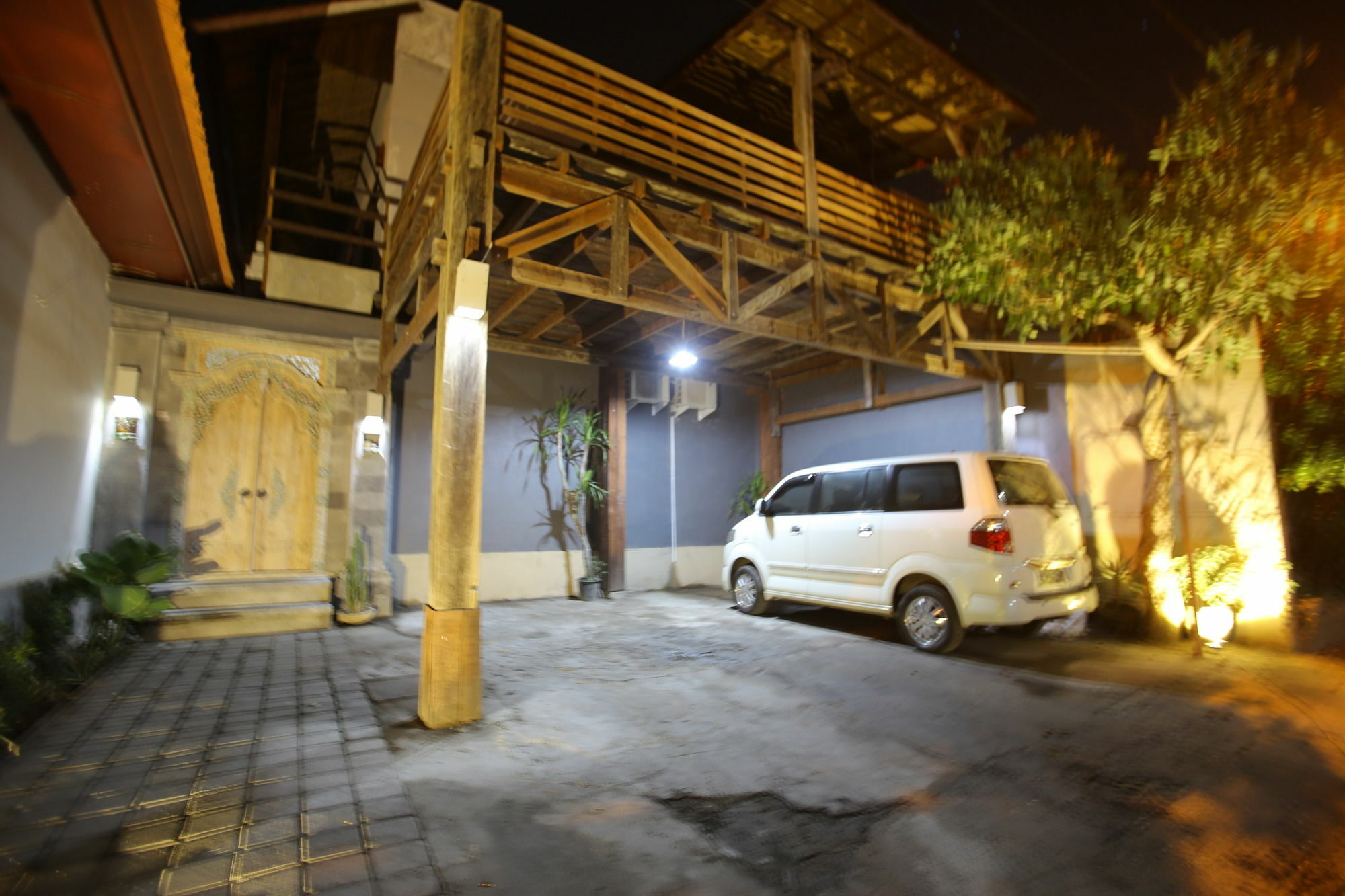 Rai House Wisma tamu 2*