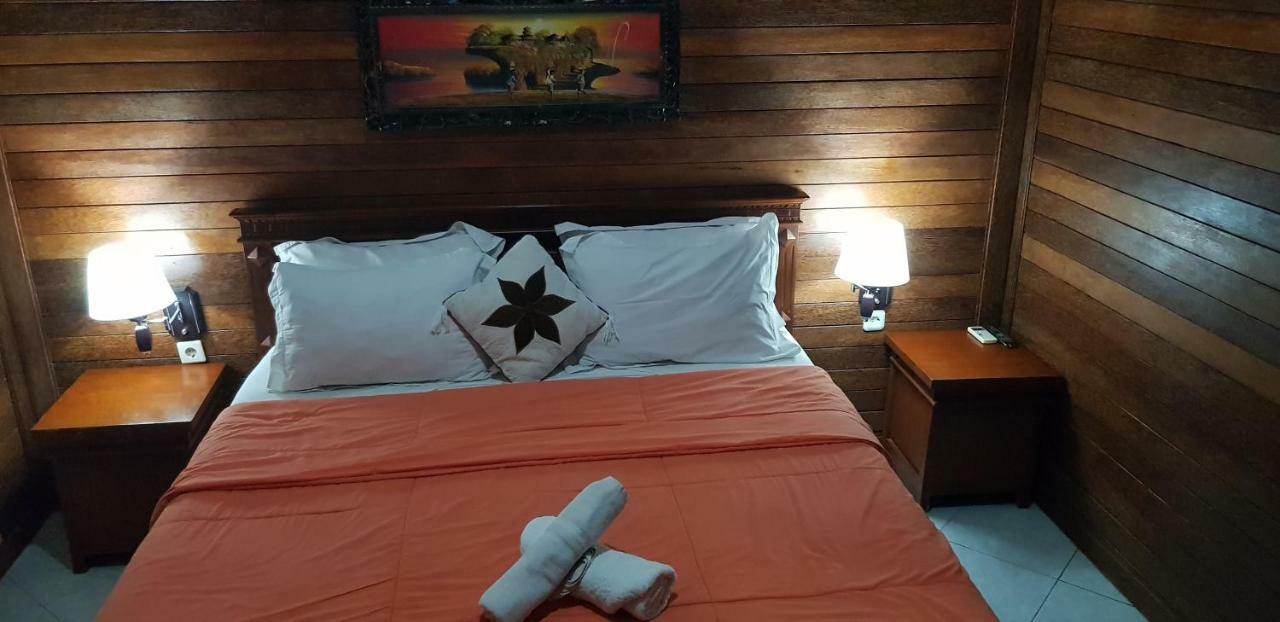 Arya Enny Salon And Guest house *