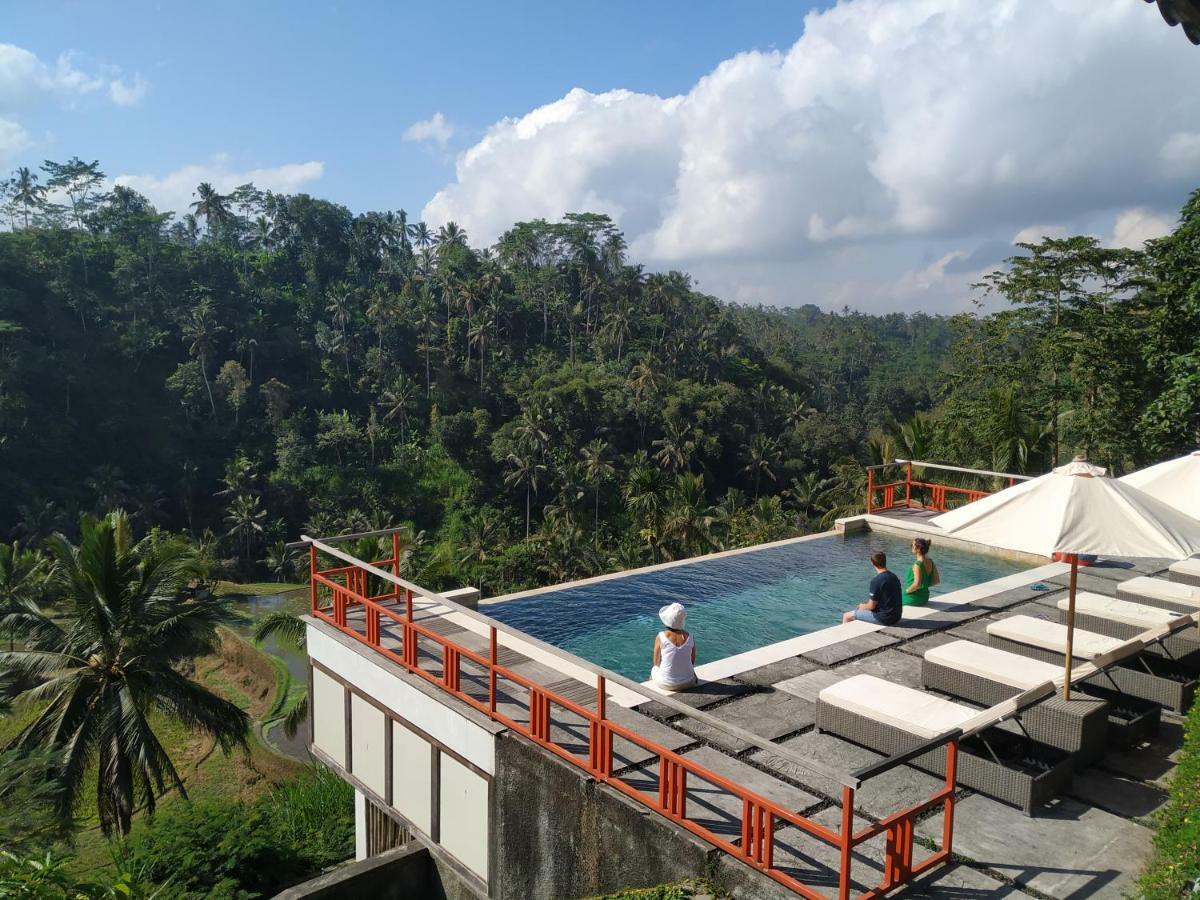 Resort Suarapura & 4*
