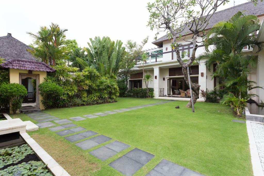 Bali Lotus Villa *