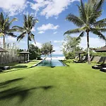 Black Beach Villa - Absolute Beachfront
