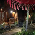 Made Taro - Menjangan Homestay