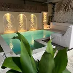 Ellies Hotel