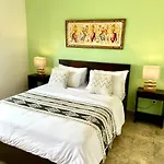 Ellies Hotel