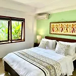 Ellies Hotel