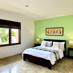 Ellies Hotel