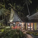 Absolute Beachfront Romantic Villa Laut