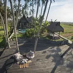 Absolute Beachfront Romantic Villa Laut