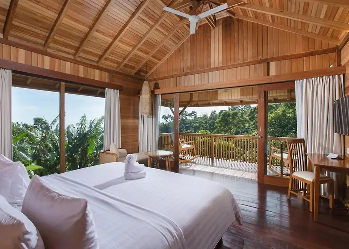 Giriwood Hotel & Villa