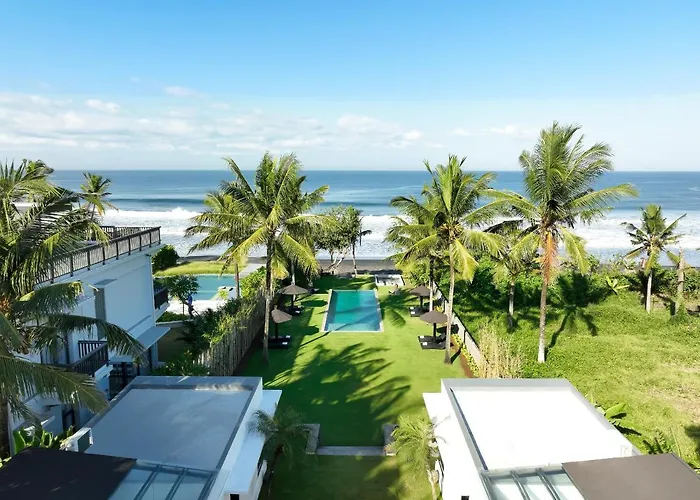 Black Beach Villa - Absolute Beachfront
