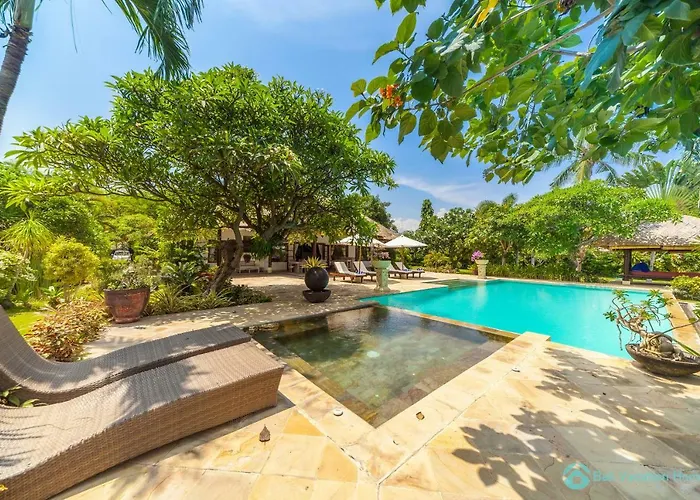 Villa Segara Murti - Stylish Beachfront Villa!